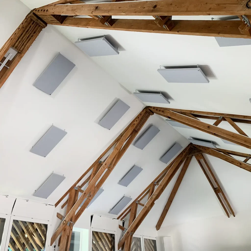 aengpass, Renato Iten, Montage, Decke, sichtbare Holzbalken, Akustikplatten