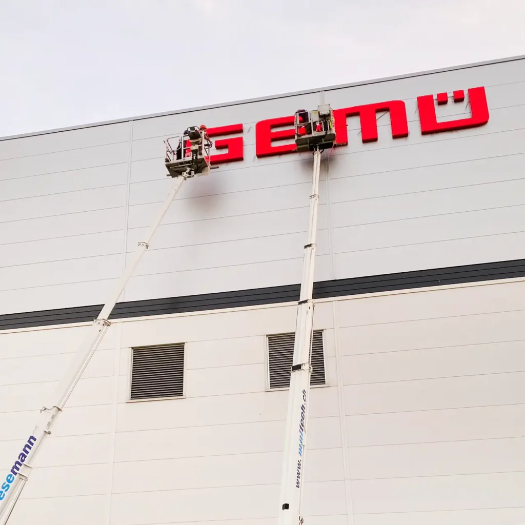 aengpass, Renato Iten, Montage, Aussen-/Firmenbeschriftung