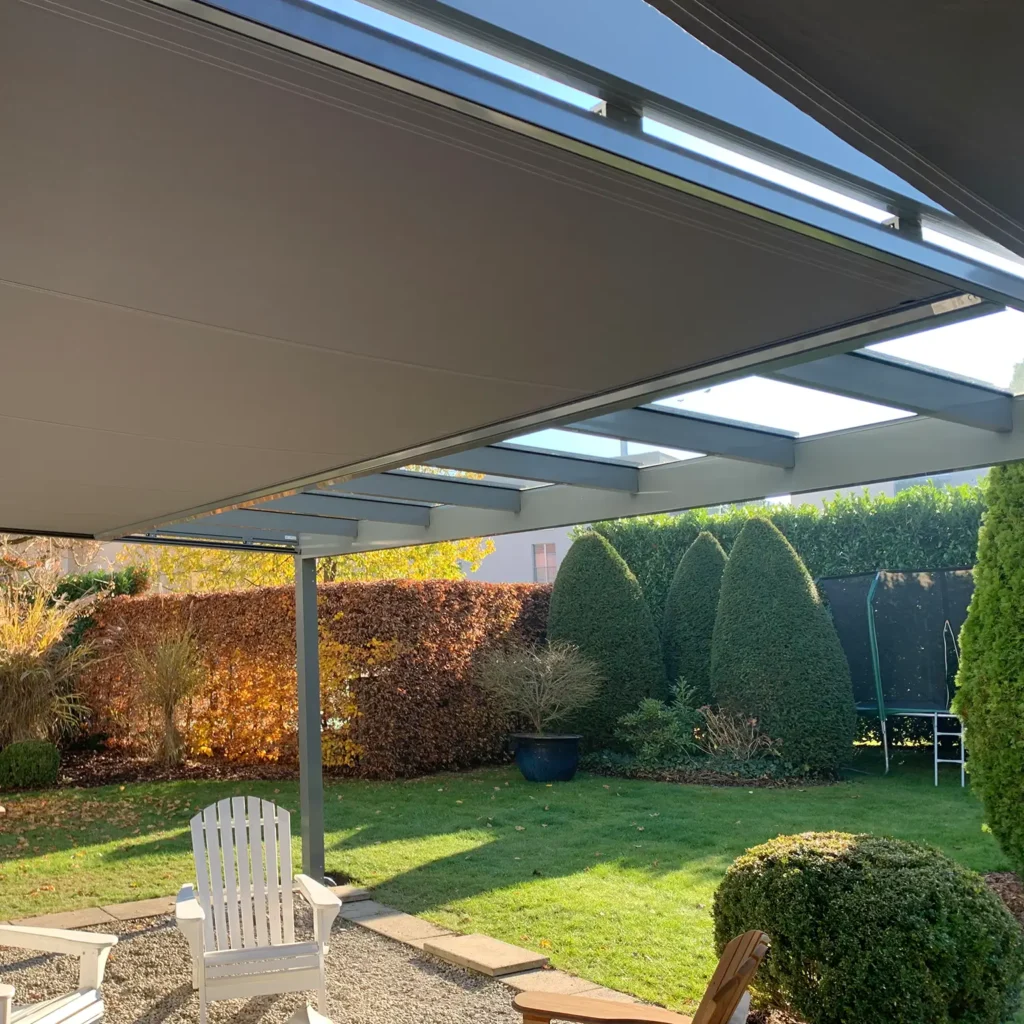 aengpass, Renato Iten, Montage, Pergola mit elektrischen Sonnenstoren, Kiesplatz