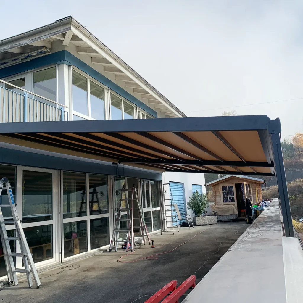aengpass, Renato Iten, Montage, Aluminiumpergola mit Lamellendach,