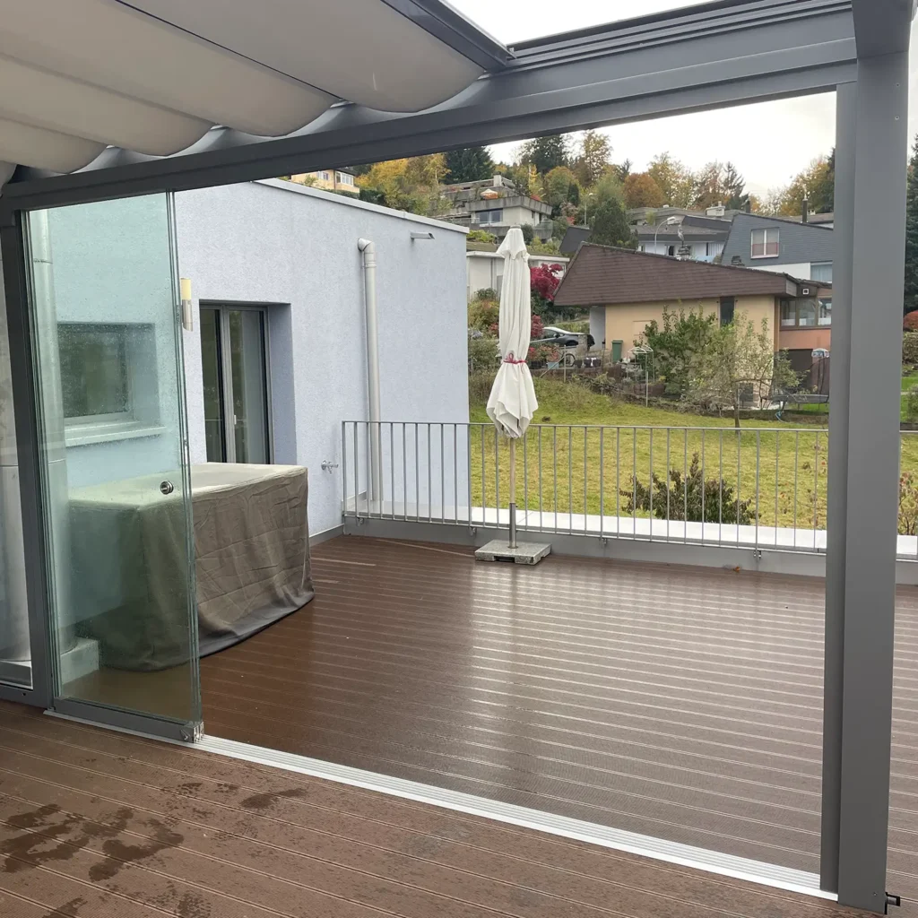 aengpass, Renato Iten, Montage, Aluminiumpergola mit Lamellendach, Holzdeck, Verglasung