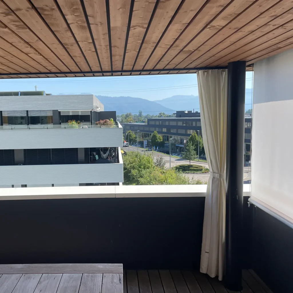 aengpass, Renato Iten, Pergola mit Holzdach, Holzdeck, Sonnenschutz-Vorhänge Outdoor