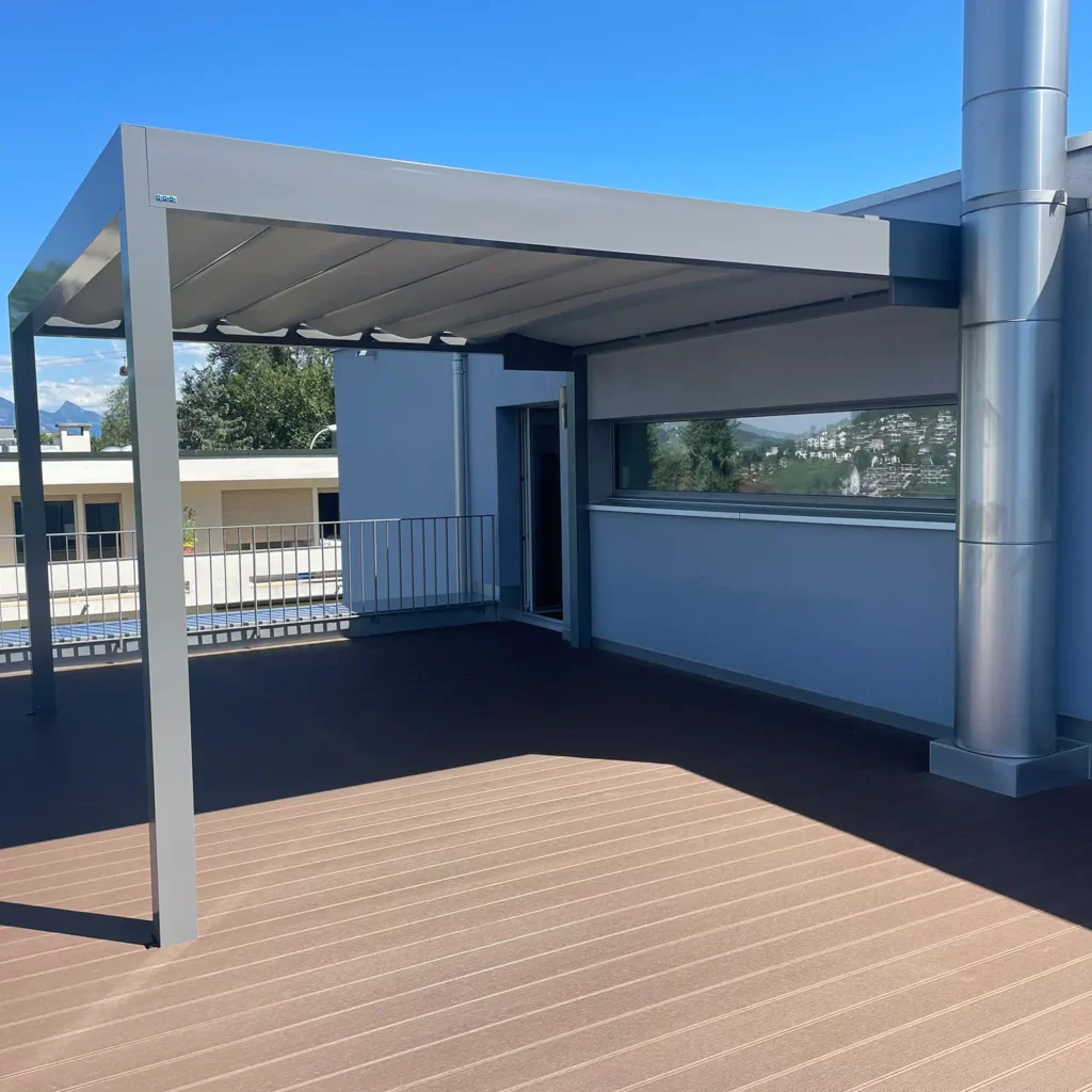 aengpass, Renato Iten, Montage, Aluminiumpergola mit Lamellendach, Holzdeck