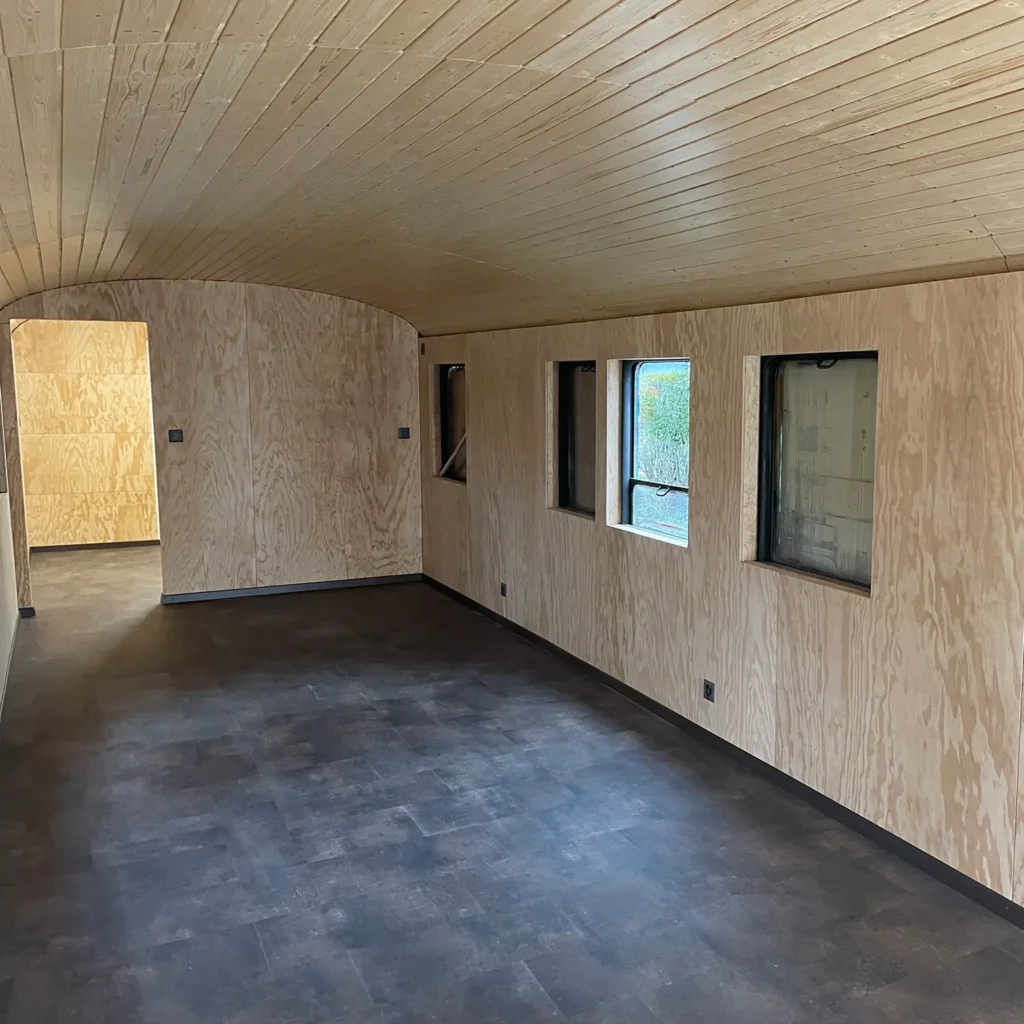 aengpass, Renato Iten, Renovation, Umbau, Innenraum mit Holz verkleidet, Zirkus-/Bauwagen, Tiny House